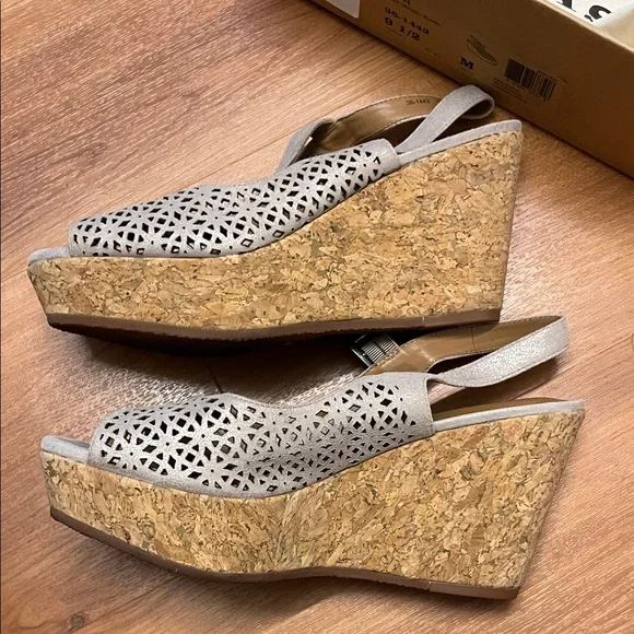 Trask Women's Patti Metallic Sandals - Picture 3 of 7